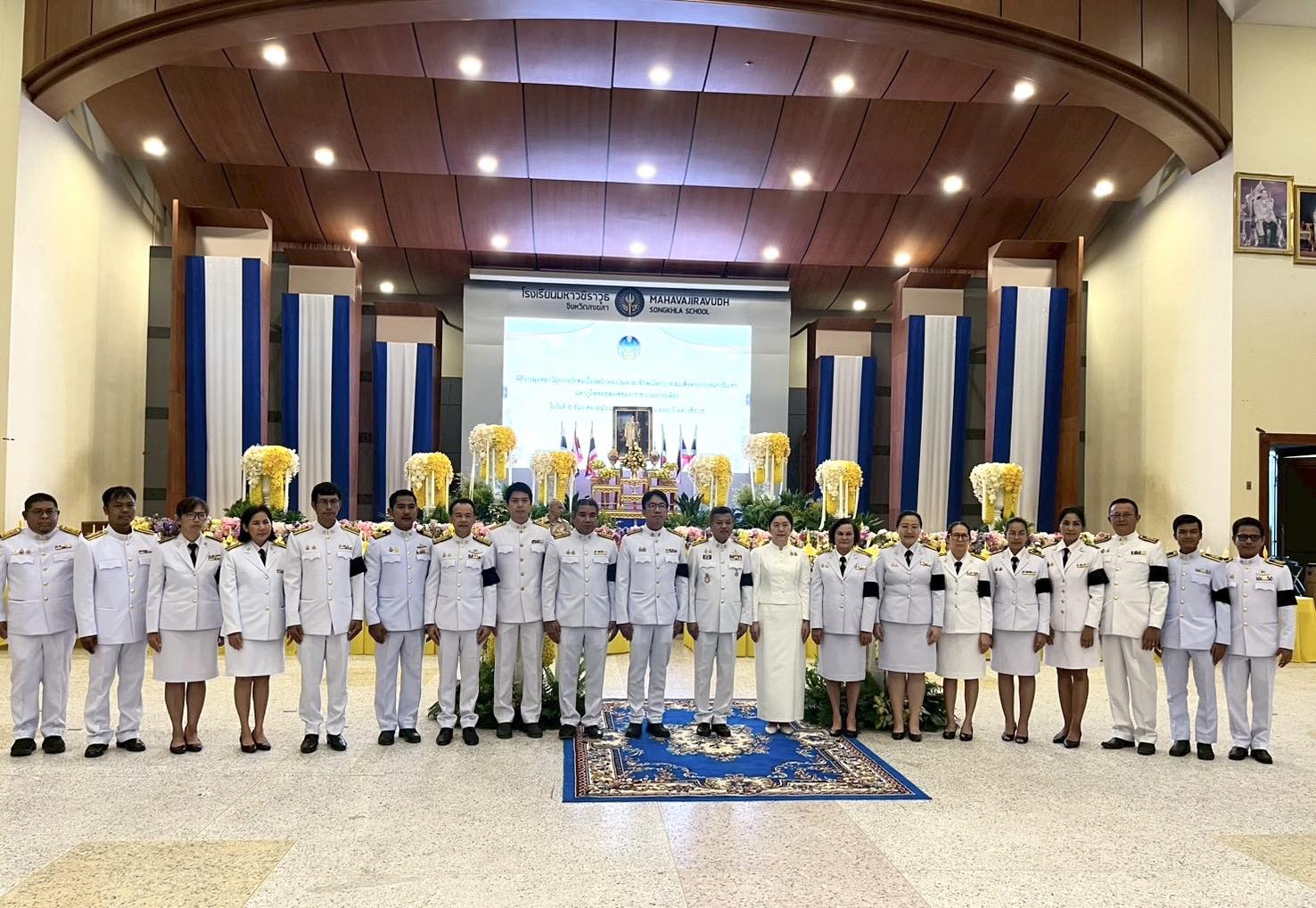 พิธีวางพุ่มดอกไม้ เนื่องในวันคล้ายวันพระบรมราชสมภพ พระบาทสมเด็จพระบรมชนกาธิเบศร มหาภูมิพลอดุลยเดชมหาราช บรมนาถบพิตร ตรงกับวัน